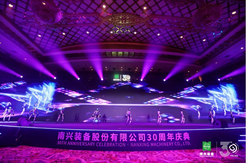 1780285042237289.jpg 《机器人舞台表演》.jpg